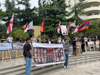 У посольства Турции в Грузии прошла акция по случаю 109-й годовщины Геноцида армян