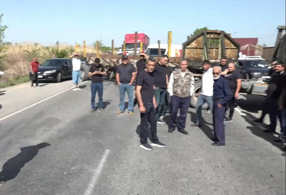 Протестующие перекрыли автодорогу Спитак – Гюмри