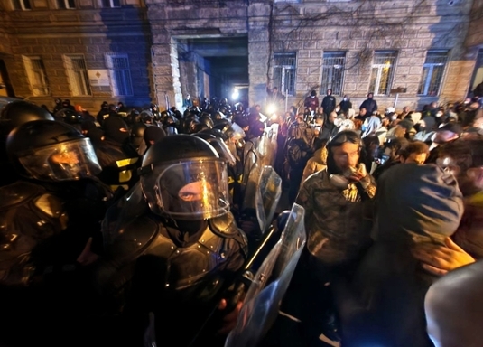 В Тбилиси спецназ применил резиновые пули для разгона митингующих у здания парламента