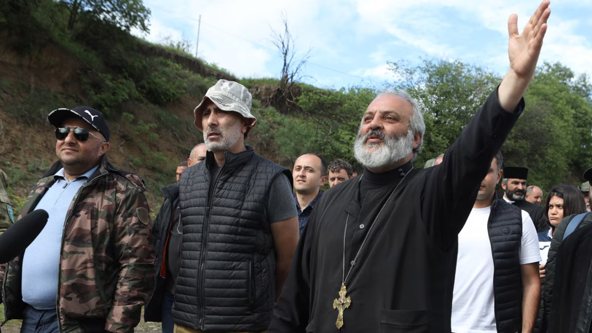 Митинг в Ереване: Архиепископ Баграт Галстанян дал Пашиняну еще 15 минут на отставку