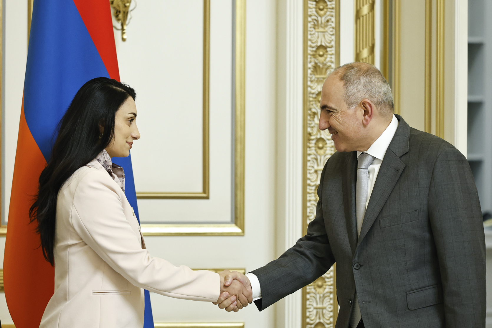 Пашинян обсудил с чемпионкой мира по тяжелой атлетике строительство спортшкол в регионах