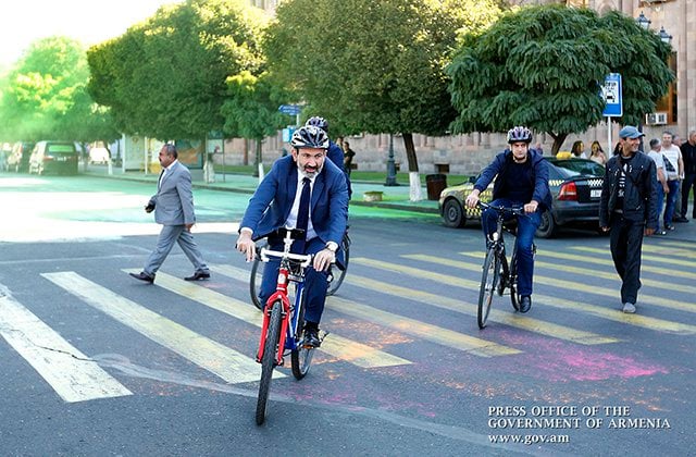 Արձաթե զարդատուփ և հեծանվային սաղավարտ․ Ինչ նվերներ է հայտարարագրել վարչապետը