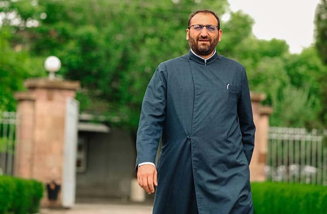 СНБ арестовала архиепископа Аршака Хачатряна