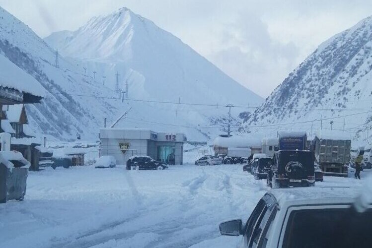 Լարսը փակ է բոլոր տրանսպորտային միջոցների համար