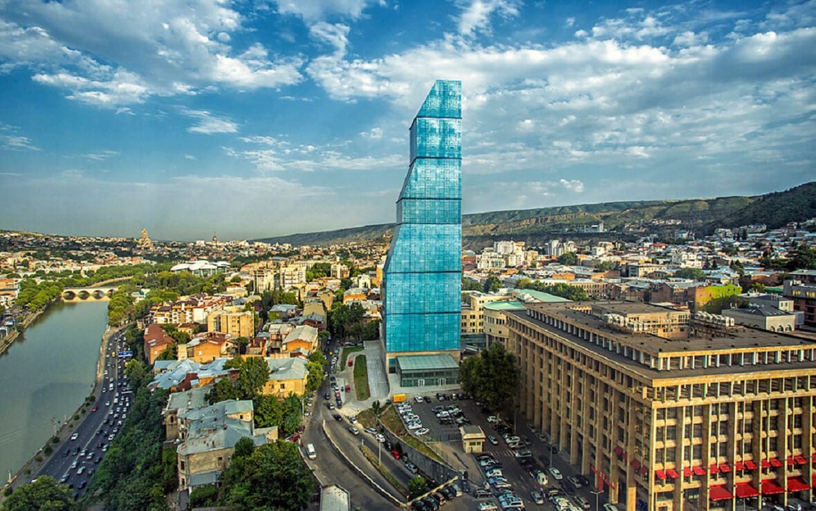 Армянская Arins Group планирует купить тбилисский отель Biltmore и TeraBank