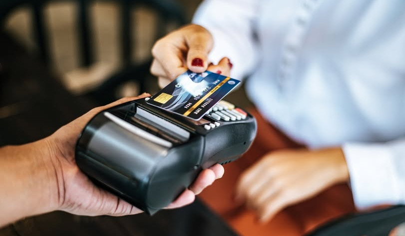 Минсоцтруда: начата выплата апрельских пенсий и пособий в повышенном размере