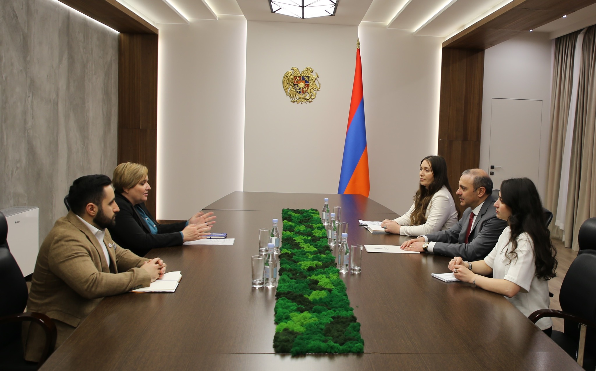 Какие вопросы обсудил секретарь Совбеза Армении с главой делегации МККК 