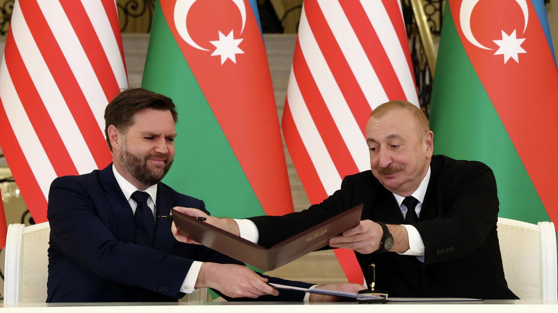 «Новая глава» или старая память: визит Вэнса в Баку обнажил противоречия