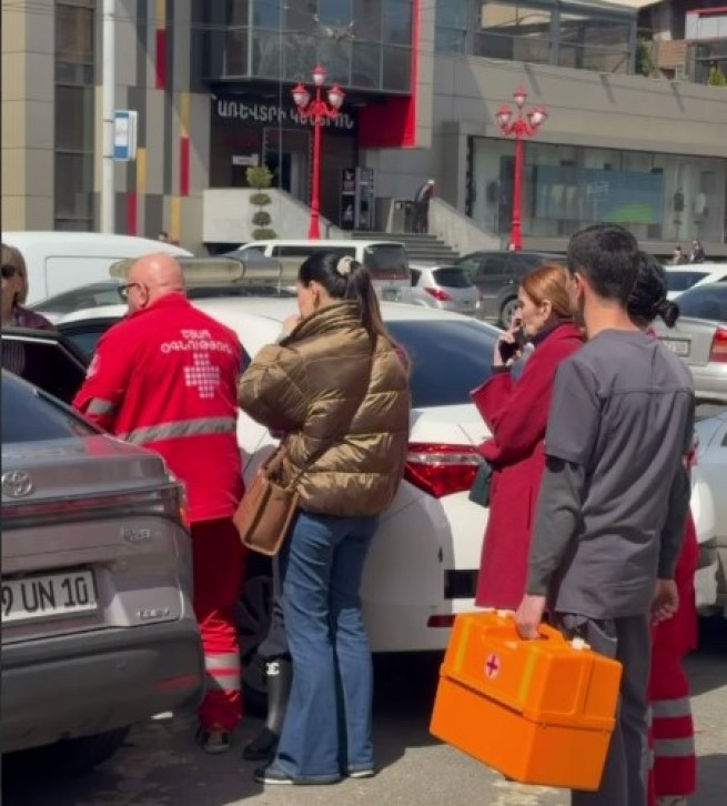 Матери 18-летнего Давида стало плохо во дворе суда после известия об аресте сына