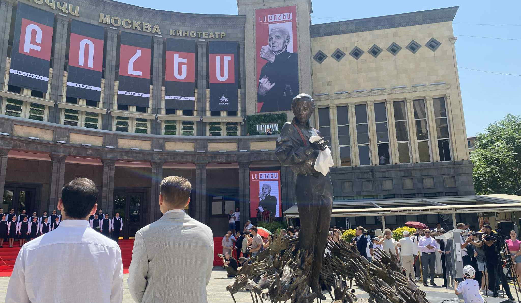 В Ереване открыли памятник Шарлю Азнавуру