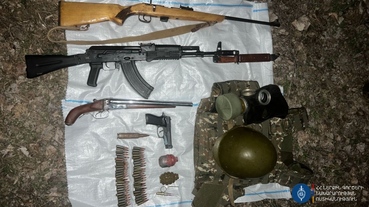 Քաղաքացիները կամավոր զենք-զինամթերքներ են հանձնել ոստիկանությանը