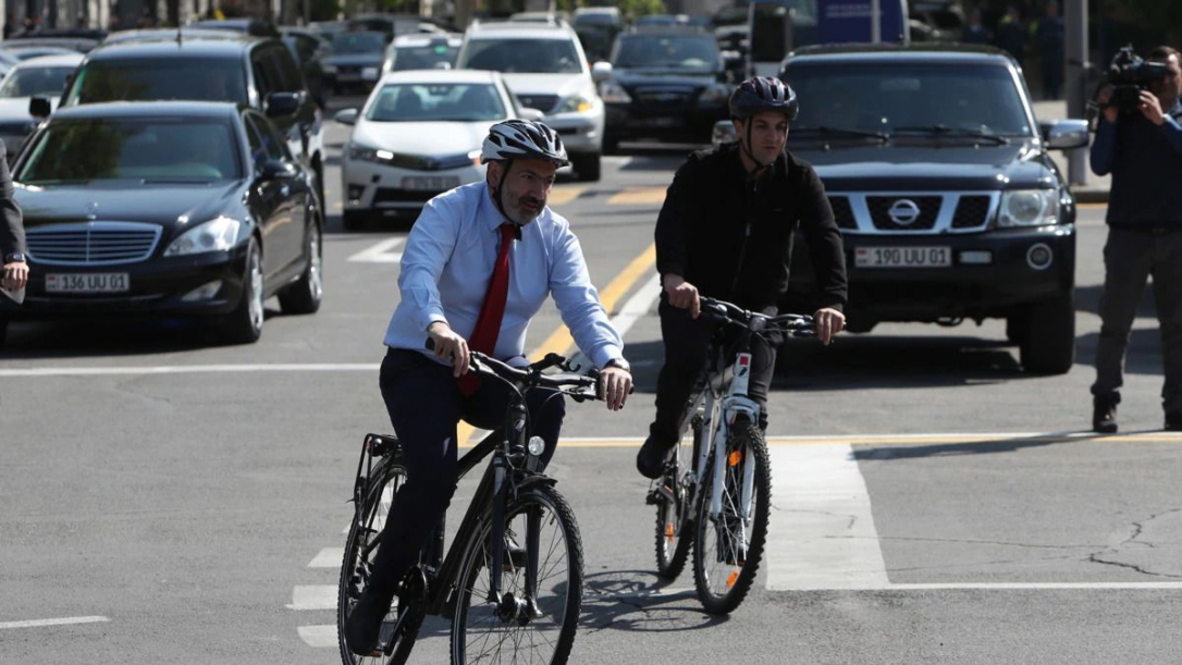Пашиняну предложили поучаствовать в исторической велогонке в Москве в конце мая