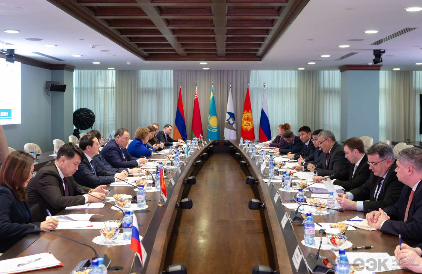 В ЕЭК рассмотрели международную повестку