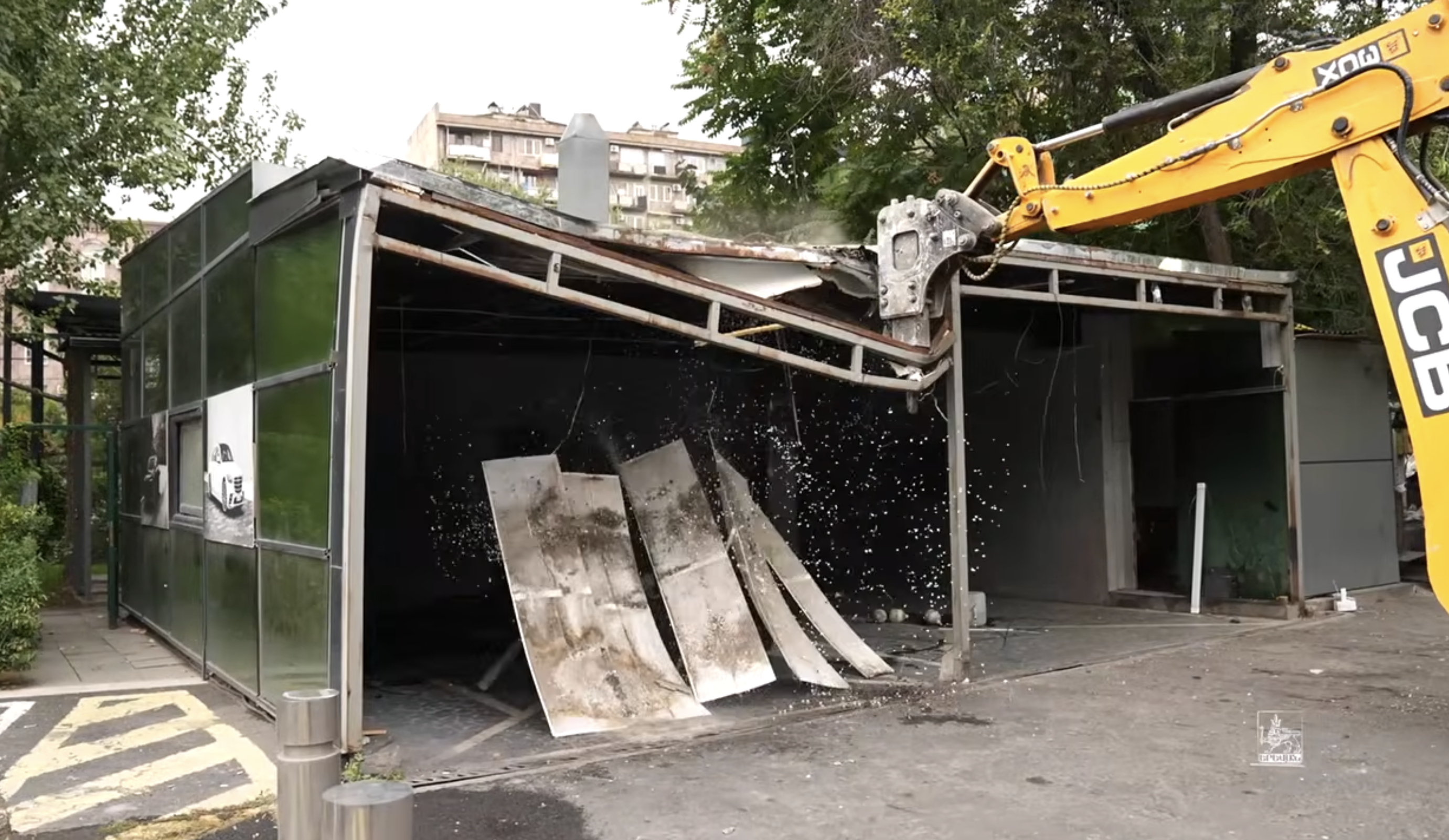 «Будем сносить»: Пашинян объявил войну незаконным постройкам по всей Армении