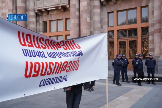 «Свободу Самвелу Карапетяну, свободу Армении»: в Ереване акции протеста