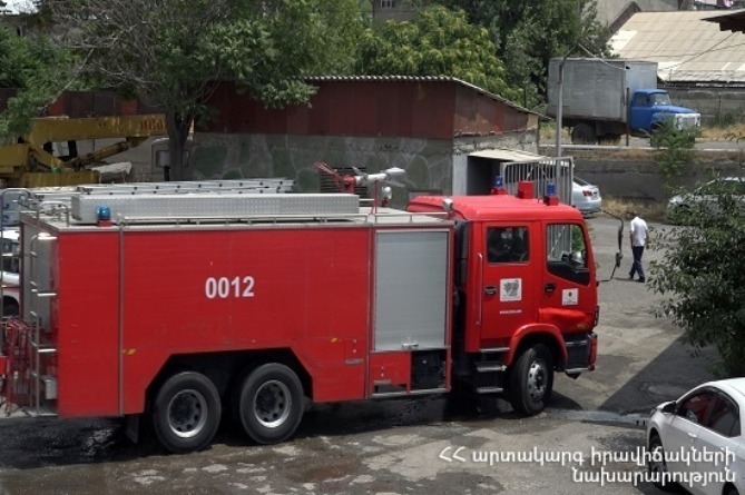 Սարի Թաղ փողոցի Որմնադիրներ հասցեում տուն է այրվում