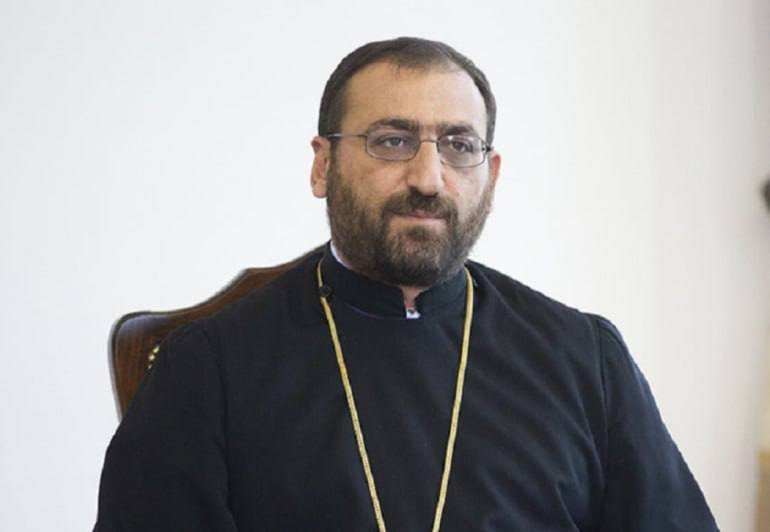 Суд в Армении арестовал архиепископа Аршака Хачатряна на два месяца