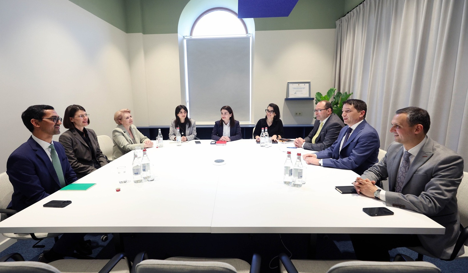 Глава Минфина Армении принял нового постоянного представителя МВФ