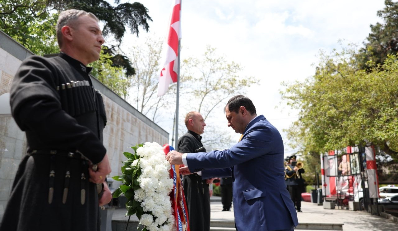 Сурен Папикян в Тбилиси посетил площадь Героев