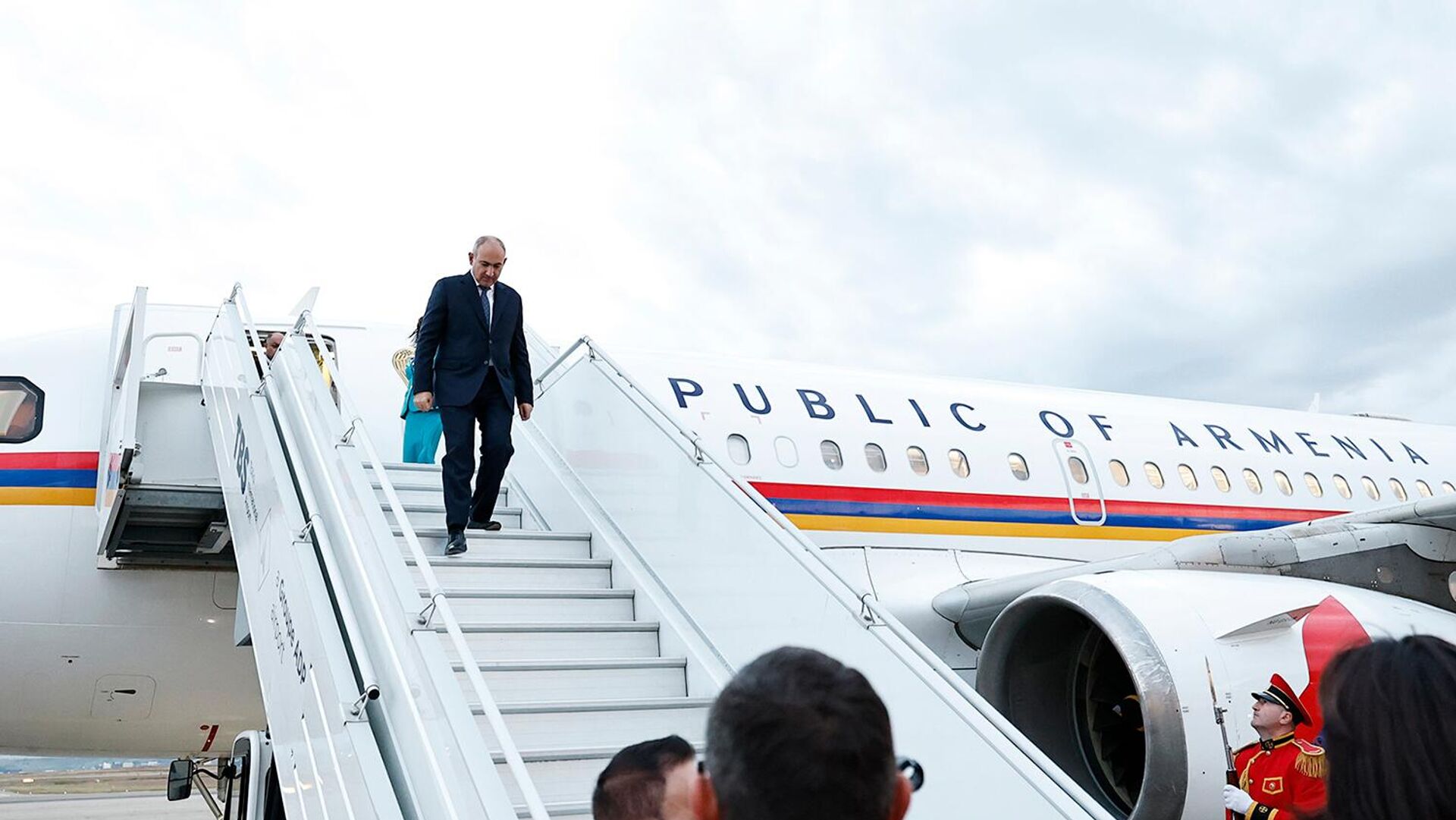 Пашинян отправился в Париж