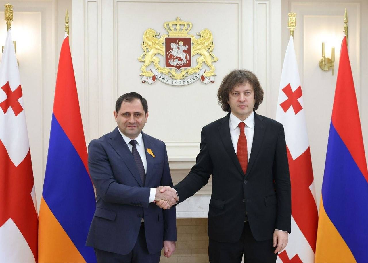Министр обороны Армении встретился с грузинским премьером