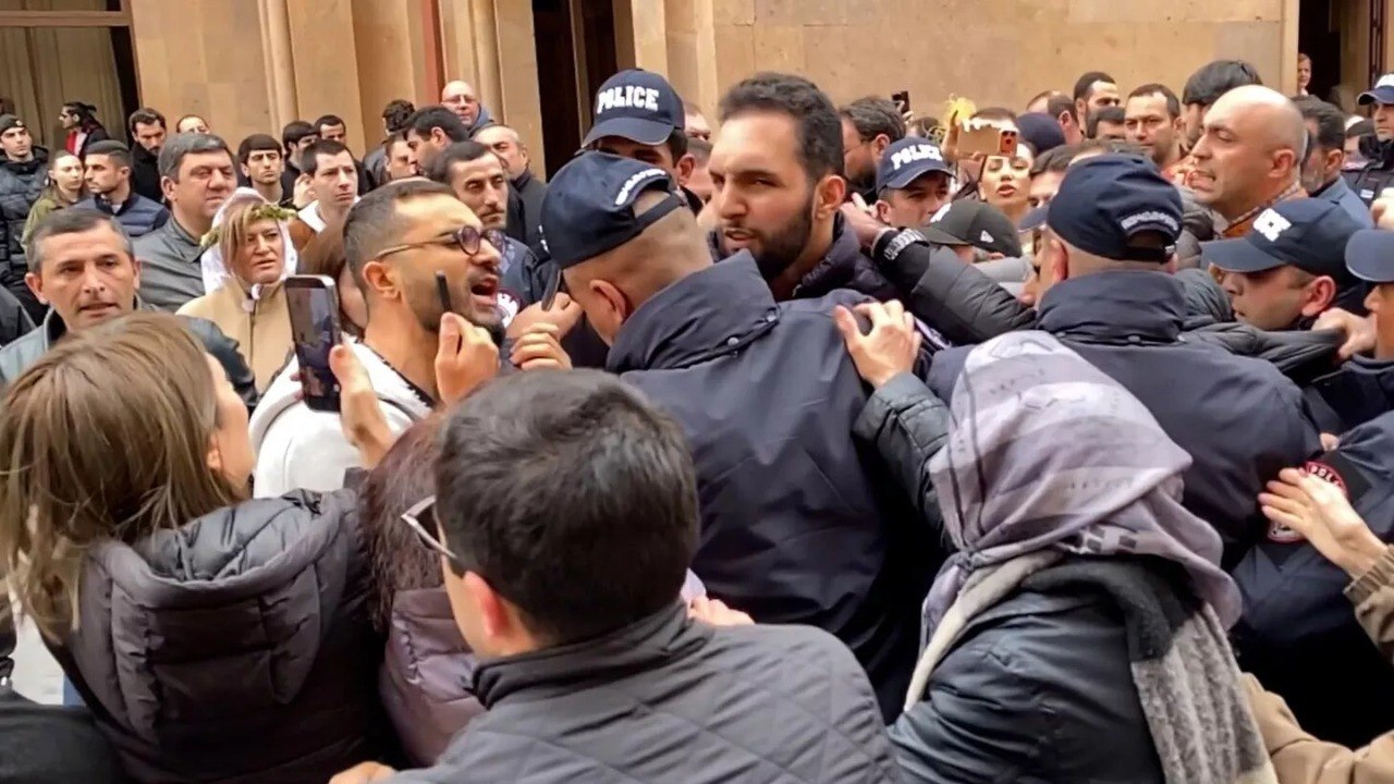 После визита Пашиняна школьник в реанимации: власть может применять пытки к арестованным