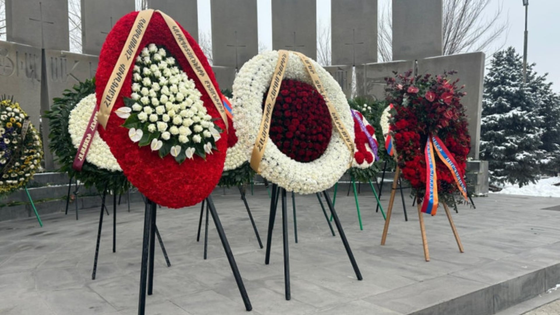 «Մեր ձևով» շարժման և Կարապետյանների անունից ծաղկեպսակ է դրվել Եռաբլուրում