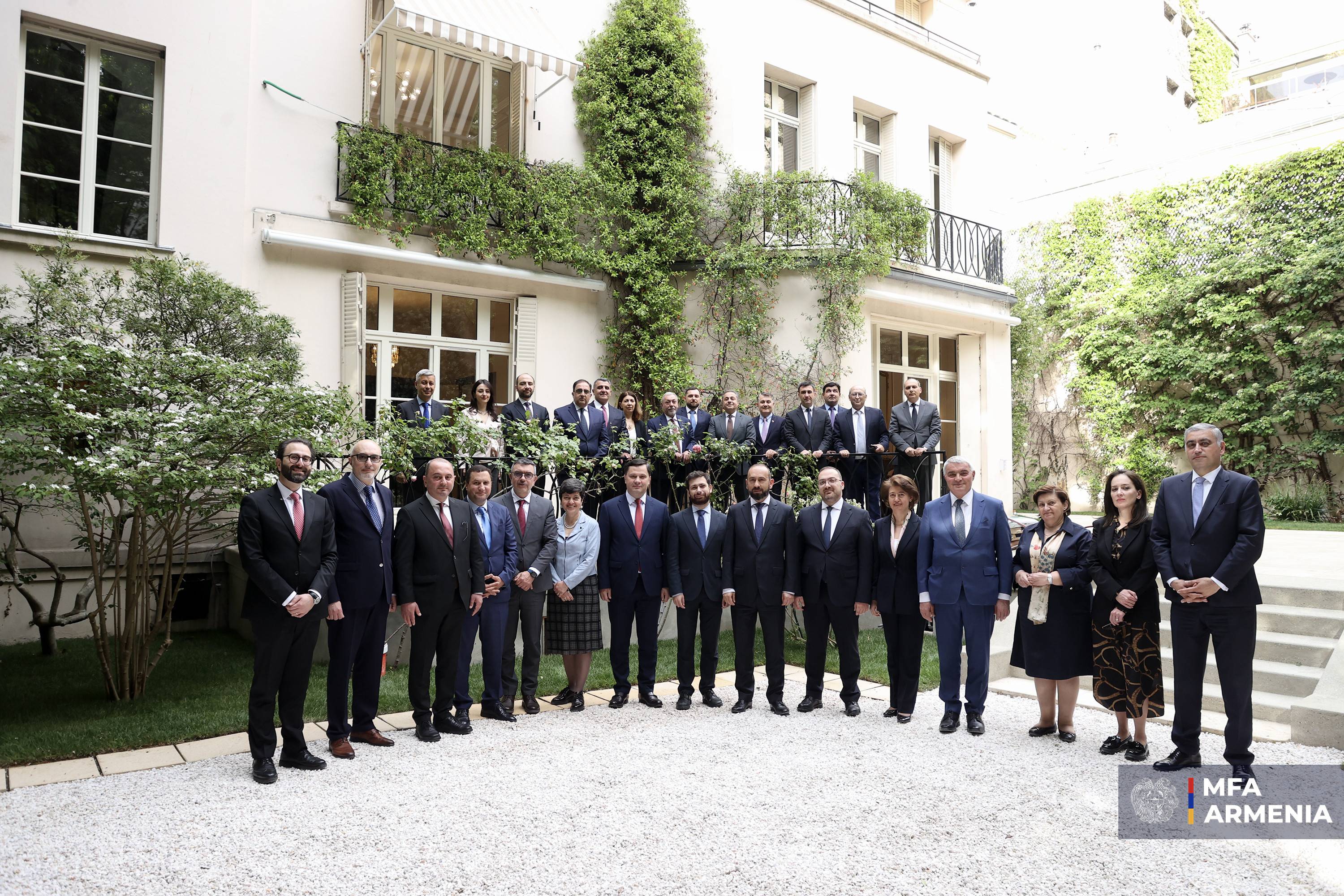 Ереван накануне саммита: дипломатическая «сверка часов» в Париже