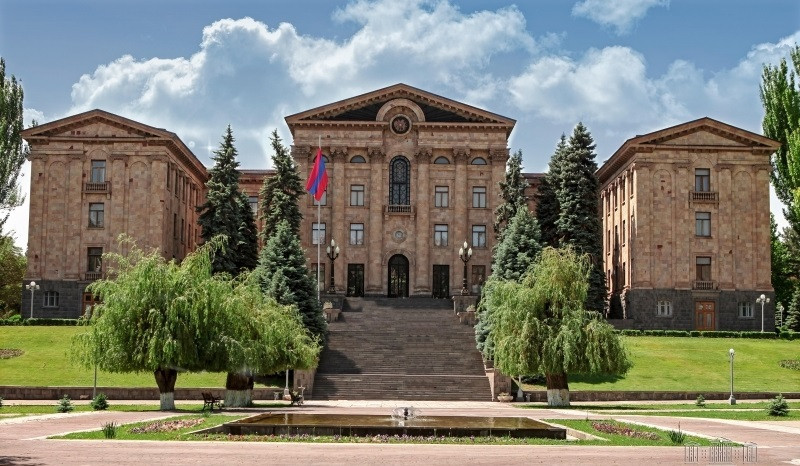 Ընդդիմադիրները դուրս եկան ԱԺ շենքից