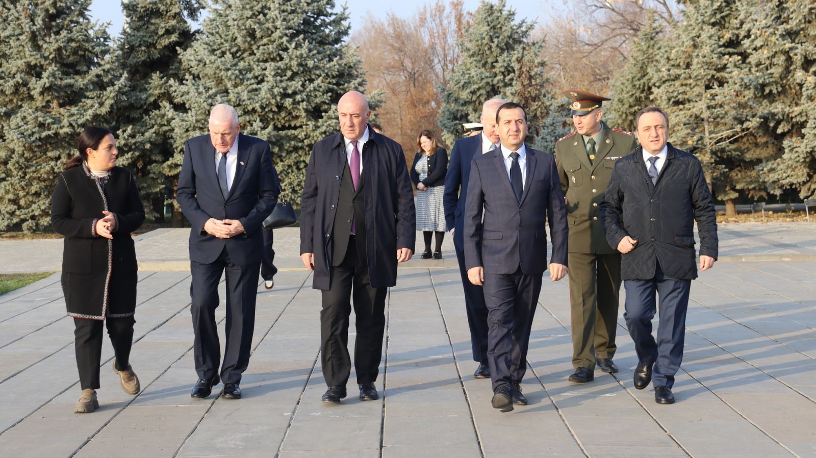 Государственный министр обороны Великобритании посетит мемориал Цицернакаберд