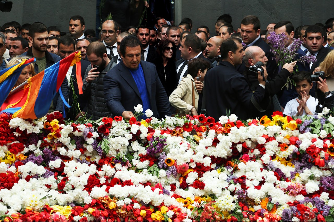 Никогда не забывать и не отрицать наше прошлое, защищать наше национальное достоинство