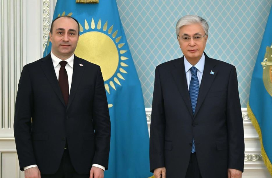 Президент Казахстана обсудил двусторонние отношения с главой МВД Грузии