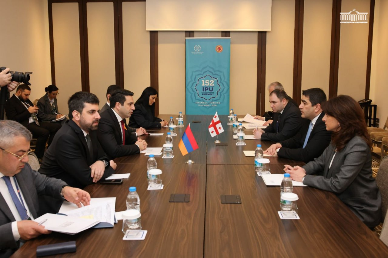 Ален Симонян встретился со спикером грузинского парламента Шалвой Папуашвили