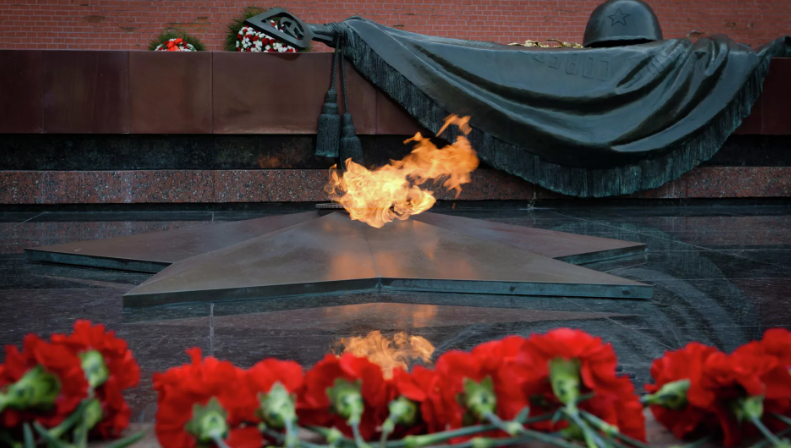 Секретари СБ стран СНГ возложили цветы к Вечному огню в Александровском саду